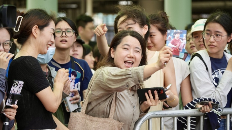 逾百巿民无惧炎热现场守候 逾百巿民无惧炎热现场守候