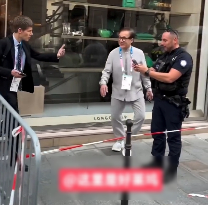 原来巴黎警员邀成龙合照。 原来巴黎警员邀成龙合照。