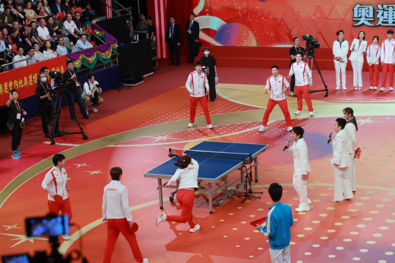 乒乓球队打头炮表演。 乒乓球队打头炮表演。