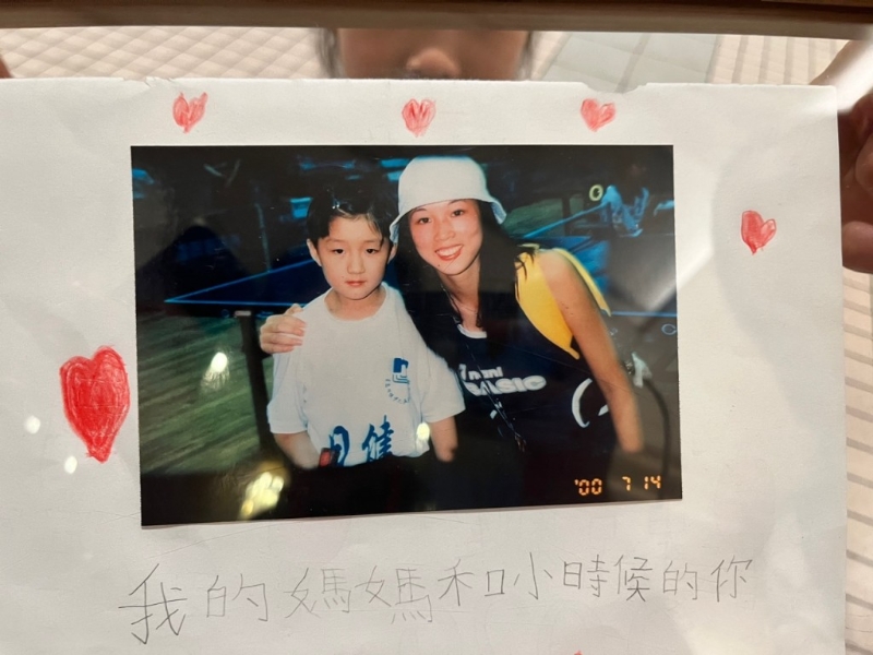 市民酒店外等候代表团:曾与陈梦在24年前有一面之缘 冀转赠当年的合照。 市民酒店外等候代表团:曾与陈梦在24年前有一面之缘 冀转赠当年的合照。