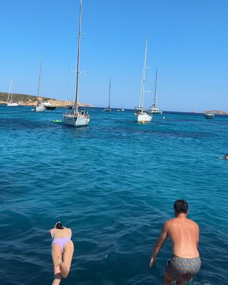 吴千语与施伯雄坐游艇出海,游艇驶至海中心时,两人立即跳海游水。 吴千语与施伯雄坐游艇出海,游艇驶至海中心时,两人立即跳海游水。