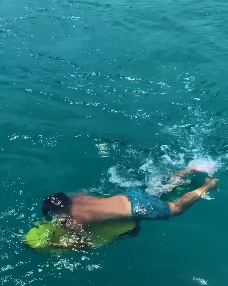 施伯雄在海里畅泳。 施伯雄在海里畅泳。