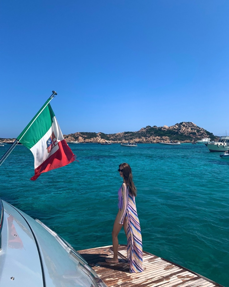 吴千语企在船尾,等待施伯雄上水。 吴千语企在船尾,等待施伯雄上水。