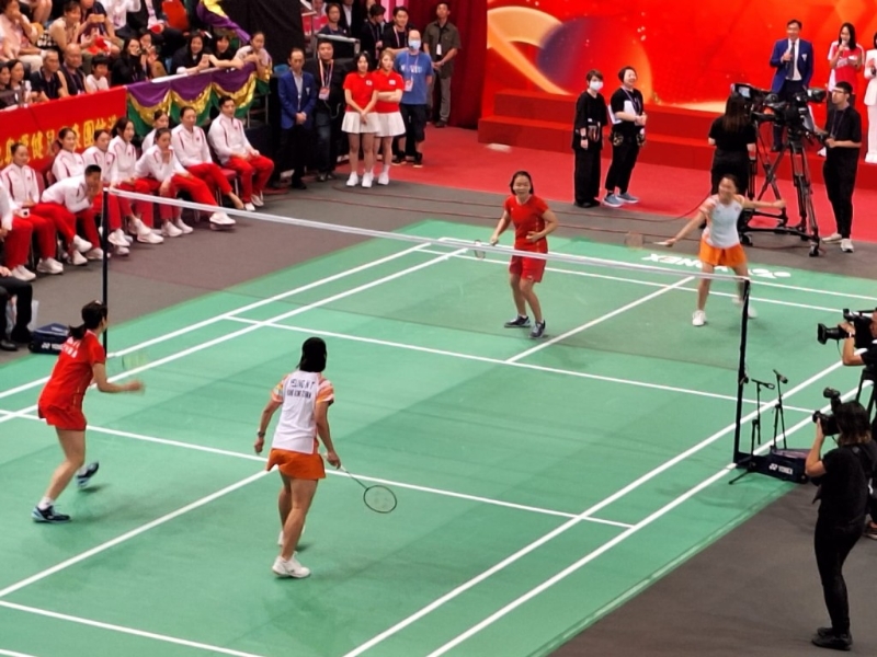 羽毛球代表登场进行示范。 羽毛球代表登场进行示范。