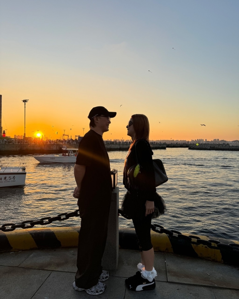 陈奕迅与徐濠萦甜蜜对望。 陈奕迅与徐濠萦甜蜜对望。