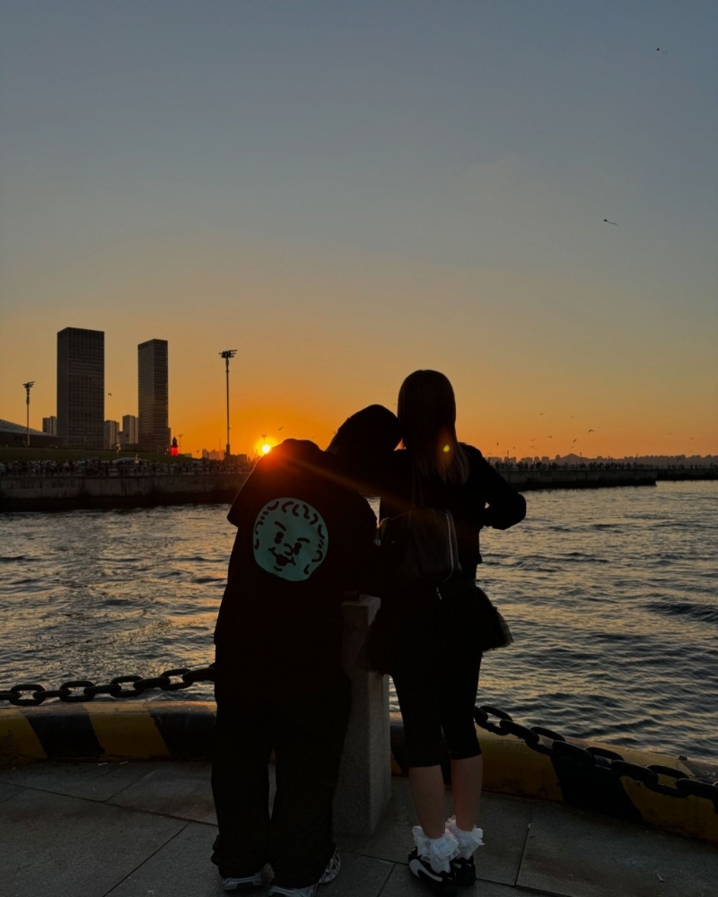 陈奕迅竟然反串,小鸟依人枕在徐濠萦肩膀,好闪呀! 陈奕迅竟然反串,小鸟依人枕在徐濠萦肩膀,好闪呀!