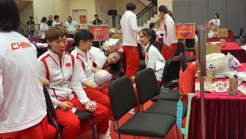 孙颖莎在后台一时技痒,大玩艺术体操球。 孙颖莎在后台一时技痒,大玩艺术体操球。