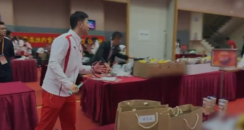 马龙与王楚钦对打羽毛球。 马龙与王楚钦对打羽毛球。