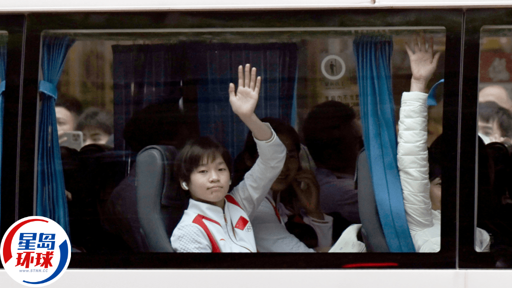 全红婵沿路挥手 全红婵沿路挥手