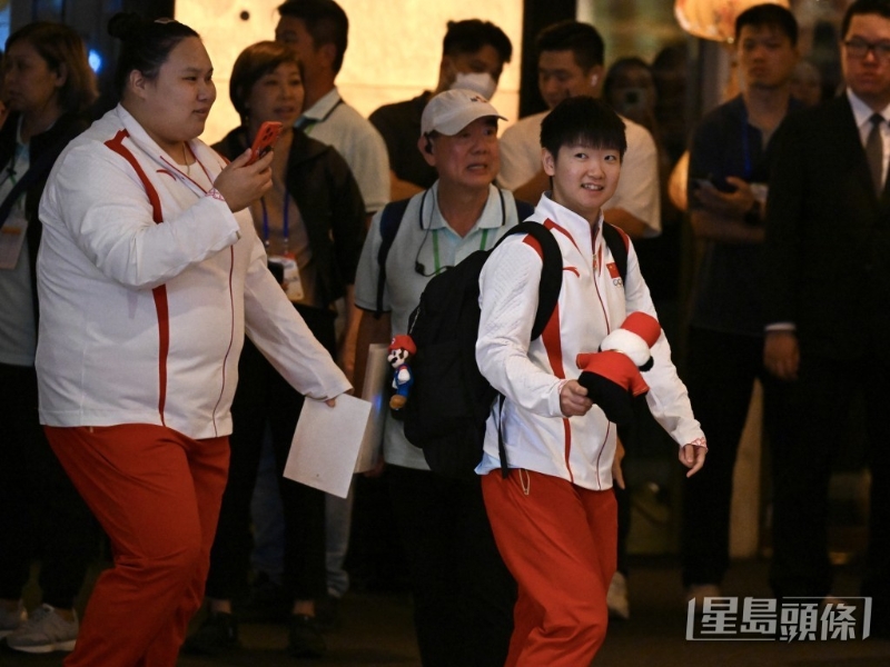 孙颖莎和李雯雯离开酒店。 孙颖莎和李雯雯离开酒店。