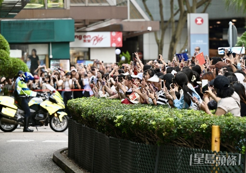 酒店门外、对面街头都挤满送别运动员的市民。 酒店门外、对面街头都挤满送别运动员的市民。