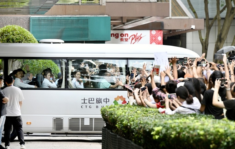 大批巿民与运动员挥手。 大批巿民与运动员挥手。