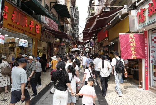 手信街熙来攘往。 手信街熙来攘往。