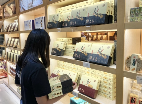 不少游客在澳门手信街消费。 何君健摄 不少游客在澳门手信街消费。 何君健摄