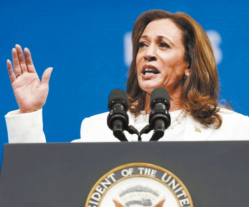 哈里斯首度公开批评特朗普为了搞政治噱头,不尊重阿灵顿公墓的神圣土地,强调公墓是庄严之地,是悼念国家英雄的地方而不是政治场所。 美联社 哈里斯首度公开批评特朗普为了搞政治噱头,不尊重阿灵顿公墓的神圣土地,强调公墓是庄严之地,是悼念国家英雄的地方而不是政治场所。 美联社