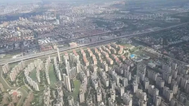 上海康城有逾1.25万户，住有约3.6万人，是上海最大的屋苑。