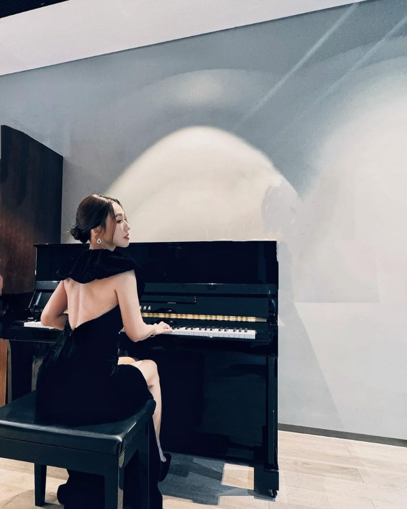 日前,李施嬅在IG上分享了几张身穿礼服的靓相。 日前,李施嬅在IG上分享了几张身穿礼服的靓相。