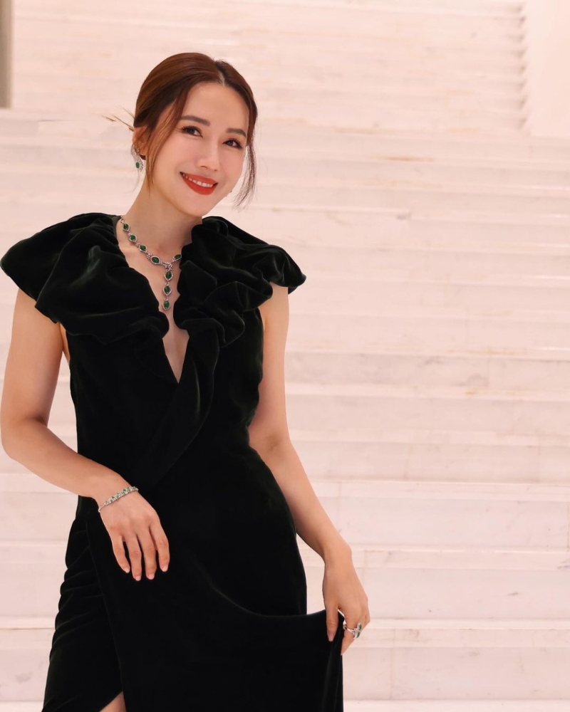 李施嬅身穿一条深绿色的Deep V大露背丝绒连身长裙。 李施嬅身穿一条深绿色的Deep V大露背丝绒连身长裙。