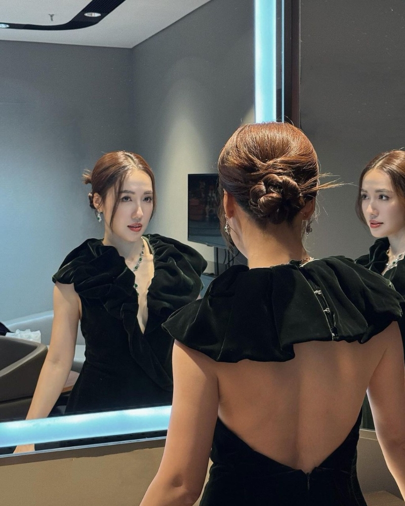 又对镜展现美背。 又对镜展现美背。