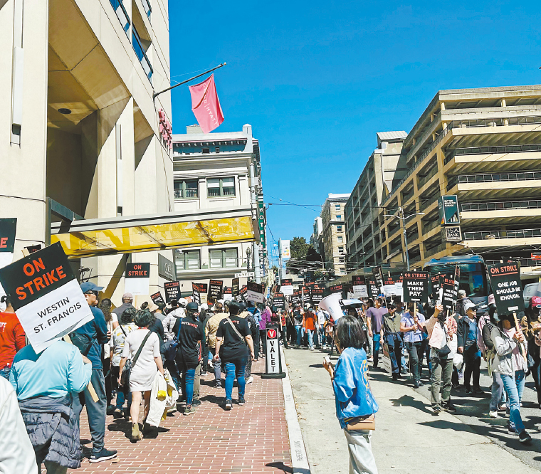 大批酒店工人包围凯悦联合广场酒店。 大批酒店工人包围凯悦联合广场酒店。