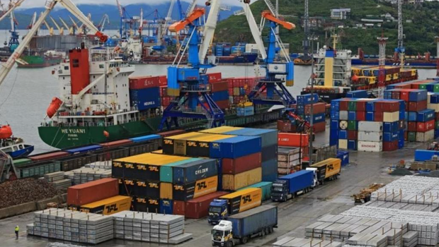 停靠在俄罗斯海参威的货柜轮。 停靠在俄罗斯海参威的货柜轮。