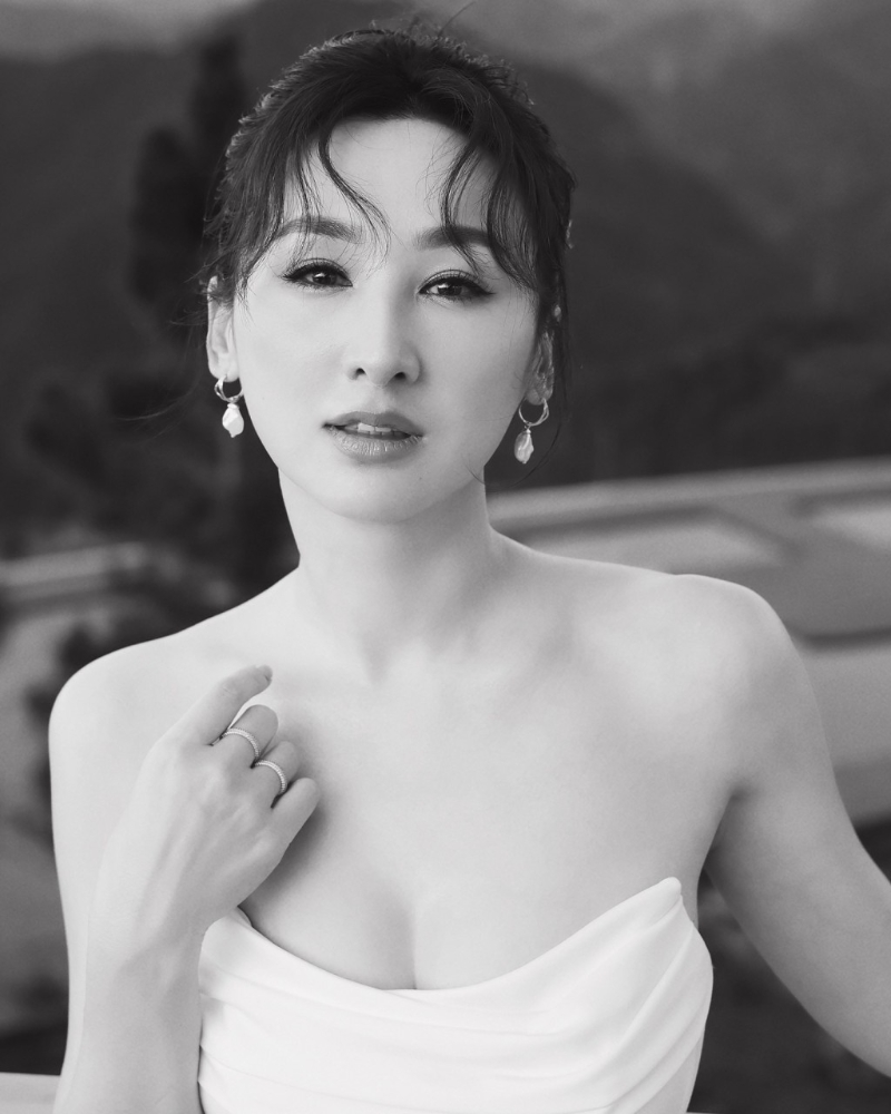 近日轮到高海宁自己在社交网晒出一辑婚纱照。 近日轮到高海宁自己在社交网晒出一辑婚纱照。