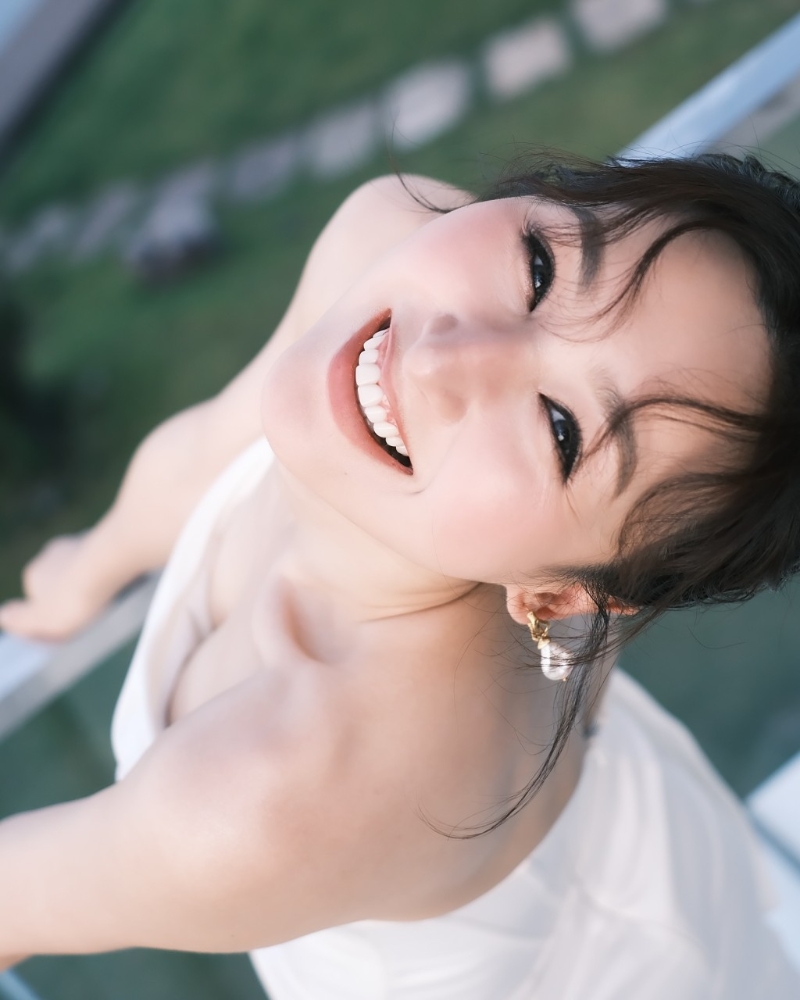 其中一张高角度照片,由于胸前位置本身就较松动,加上高海宁本身上围出众,轻松撑开衣服,丰满上围尽入眼帘,更几乎走光。 其中一张高角度照片,由于胸前位置本身就较松动,加上高海宁本身上围出众,轻松撑开衣服,丰满上围尽入眼帘,更几乎走光。