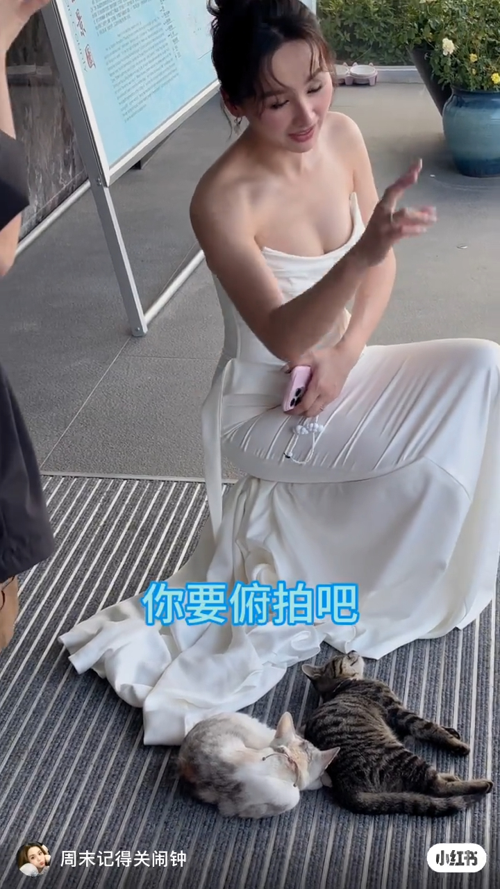 高海宁叫在场摄影师俯拍,谁知对方却表示要广角拍摄。 高海宁叫在场摄影师俯拍,谁知对方却表示要广角拍摄。