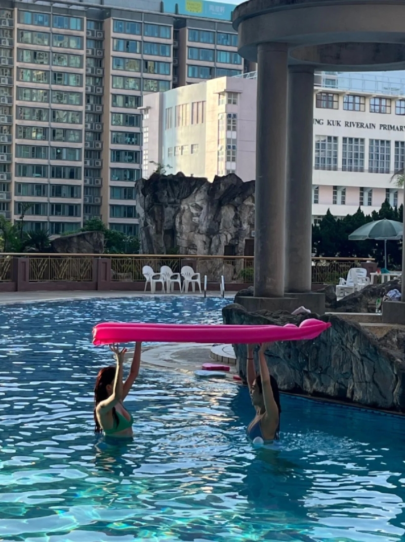 罕有晒水着照也没有将重点放在索爆身材上。 罕有晒水着照也没有将重点放在索爆身材上。