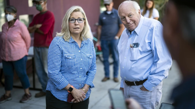 切尼父女(丽兹切尼与迪克切尼)，两位都是资深的共和党政治人物，在这次选举明确表态支持民主党的哈里斯。(图 美联社)