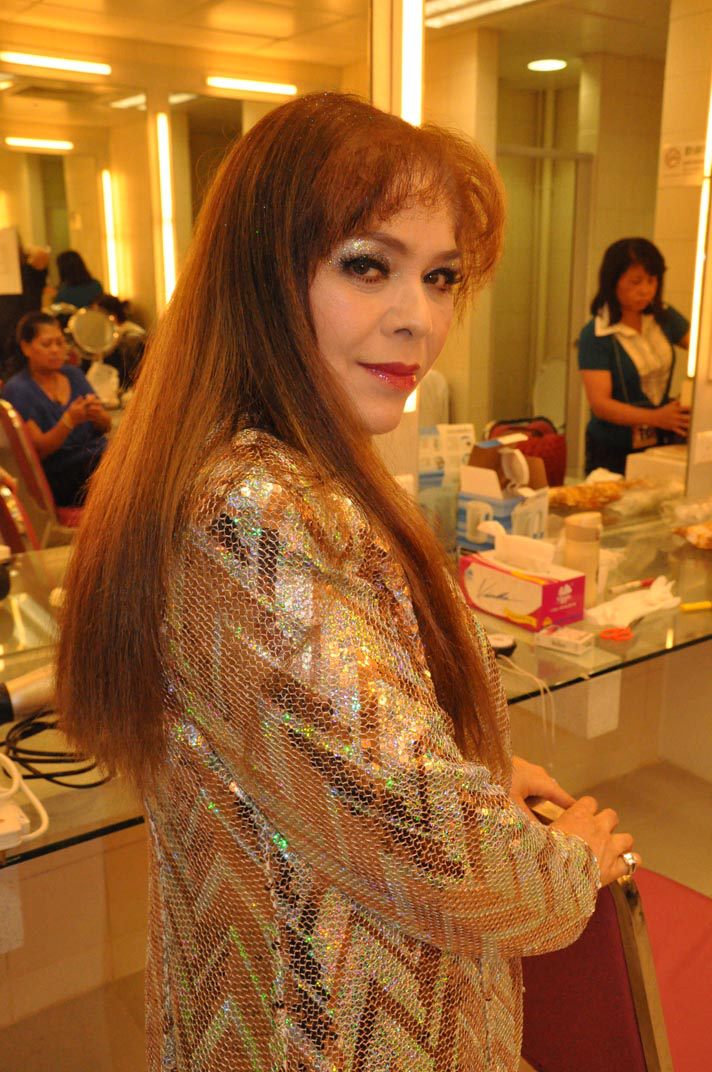 黎爱莲因被袭毁容被逼离开乐坛,逾一年时间接受近20次植皮及磨皮手术重塑脸容。 黎爱莲因被袭毁容被逼离开乐坛,逾一年时间接受近20次植皮及磨皮手术重塑脸容。