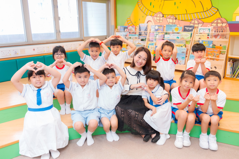 古美琪校长(中)让学生走出课室,将所学知识应用到实际生活上。