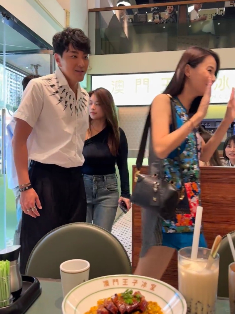 身穿彩蓝色碎花松身裙的黄翠如,上围丰满、肚子明显比之前又圆又凸。 身穿彩蓝色碎花松身裙的黄翠如,上围丰满、肚子明显比之前又圆又凸。