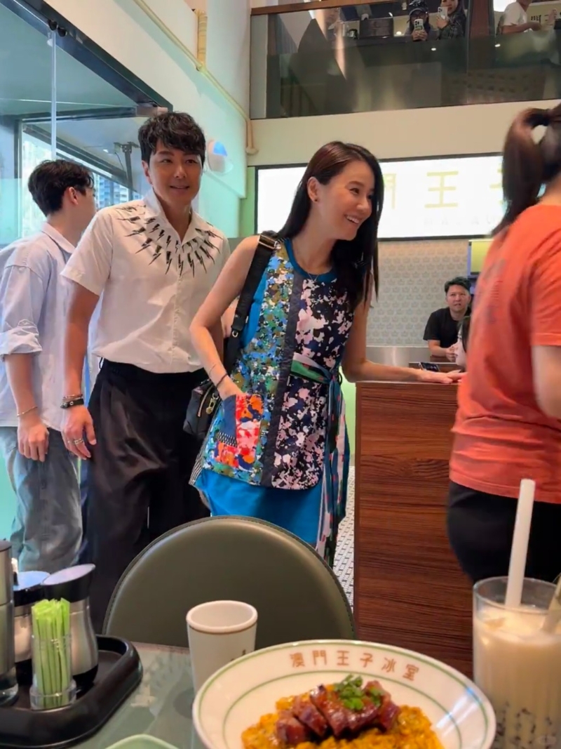 他们经过狭窄的通道时,萧正楠即警觉性轻扶老婆背脊。 他们经过狭窄的通道时,萧正楠即警觉性轻扶老婆背脊。