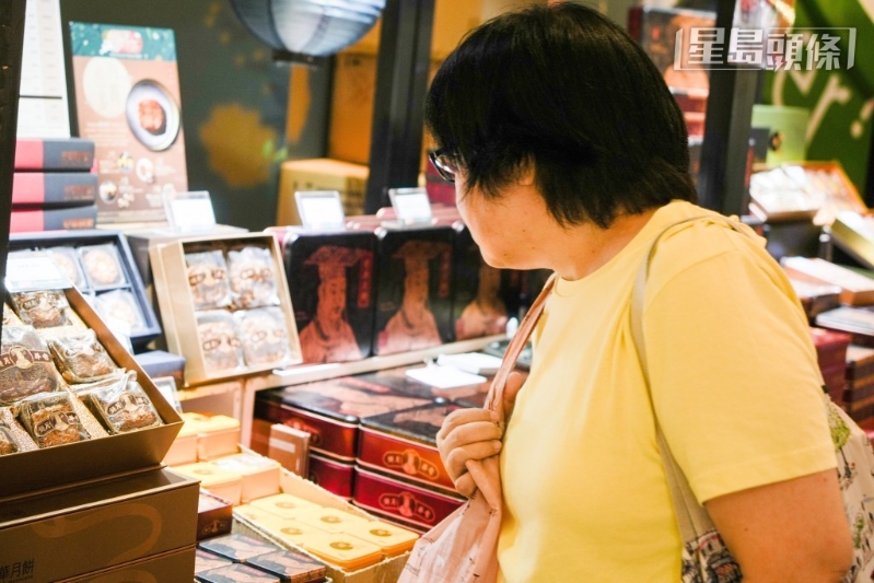 市民选购月饼。 市民选购月饼。