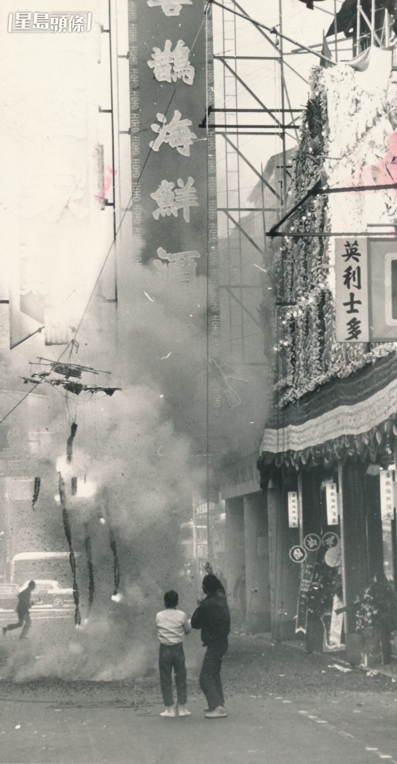 1967年一间海鲜酒家开昦，霓虹光管招牌十分显眼。 资料图片