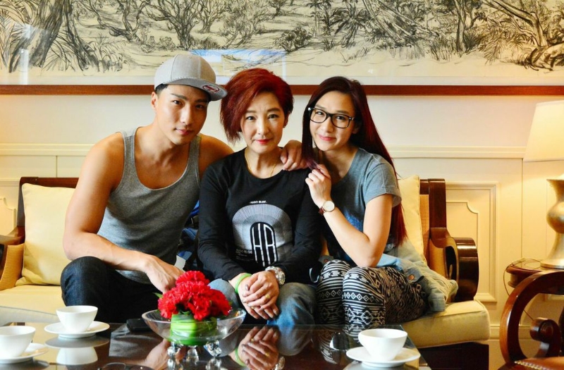 徐少强与雪梨有一段情,育有一子一女。 徐少强与雪梨有一段情,育有一子一女。