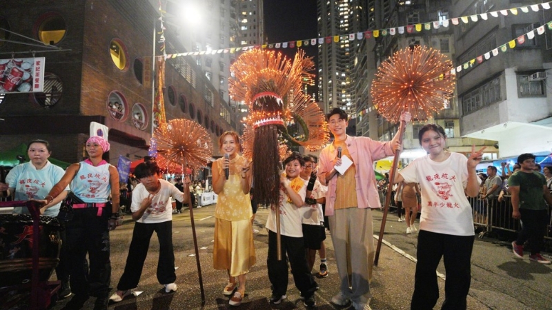 香港大坑舞火龙|大小火龙同场共舞,外籍观众赞气氛极好 | 星岛环球网