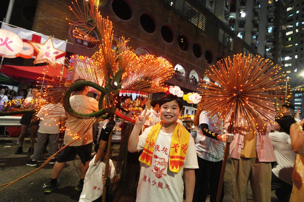 香港大坑舞火龙|大小火龙同场共舞,外籍观众赞气氛极好 | 星岛环球网