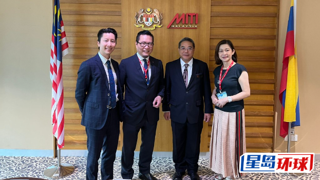 去年有传媒报道,朱晨丽新欢疑似是名人史立德的儿子史吴洺(左一)。 去年有传媒报道,朱晨丽新欢疑似是名人史立德的儿子史吴洺(左一)。