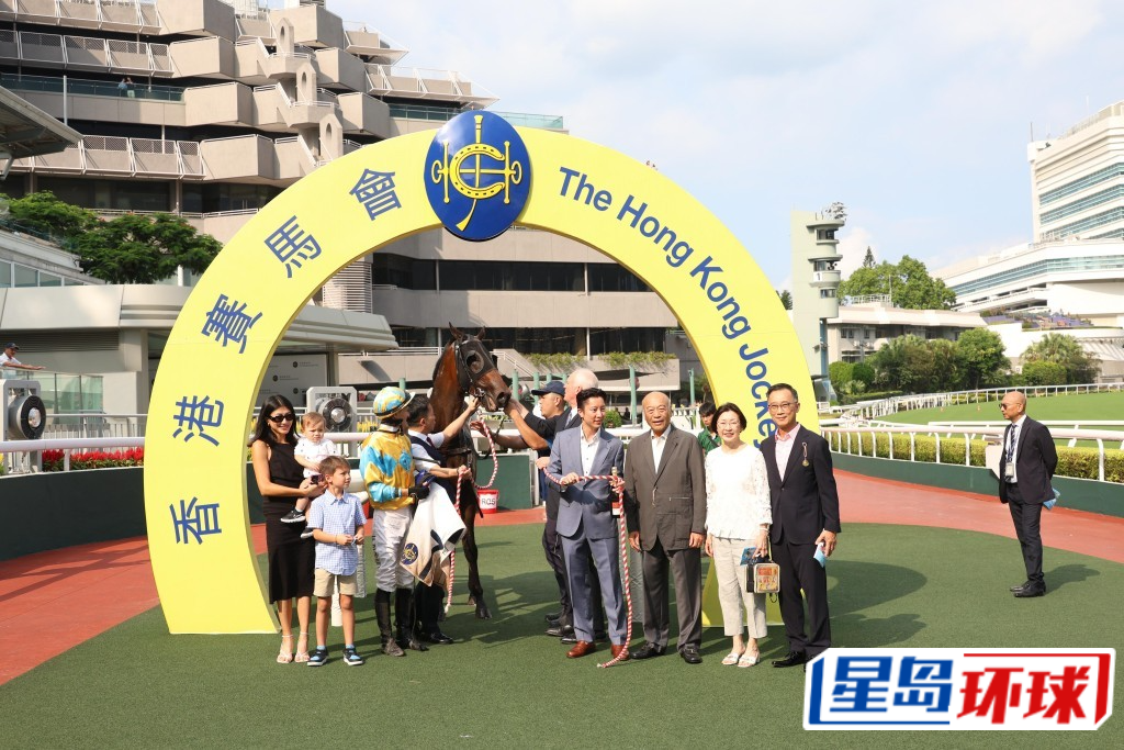 朱晨丽的富二代绯闻男友史昊洺(右四)日前现身马场。 朱晨丽的富二代绯闻男友史昊洺(右四)日前现身马场。