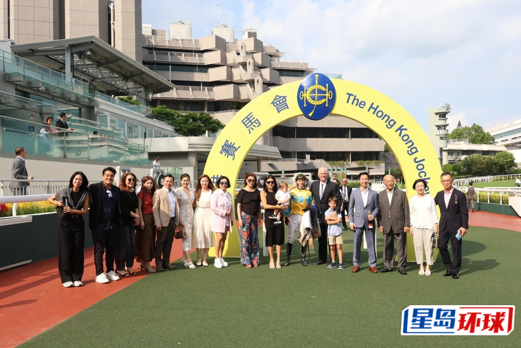 朱晨丽(左七)穿上白裙晒气质,与白云(左六)站在一起,表现开心。 朱晨丽(左七)穿上白裙晒气质,与白云(左六)站在一起,表现开心。