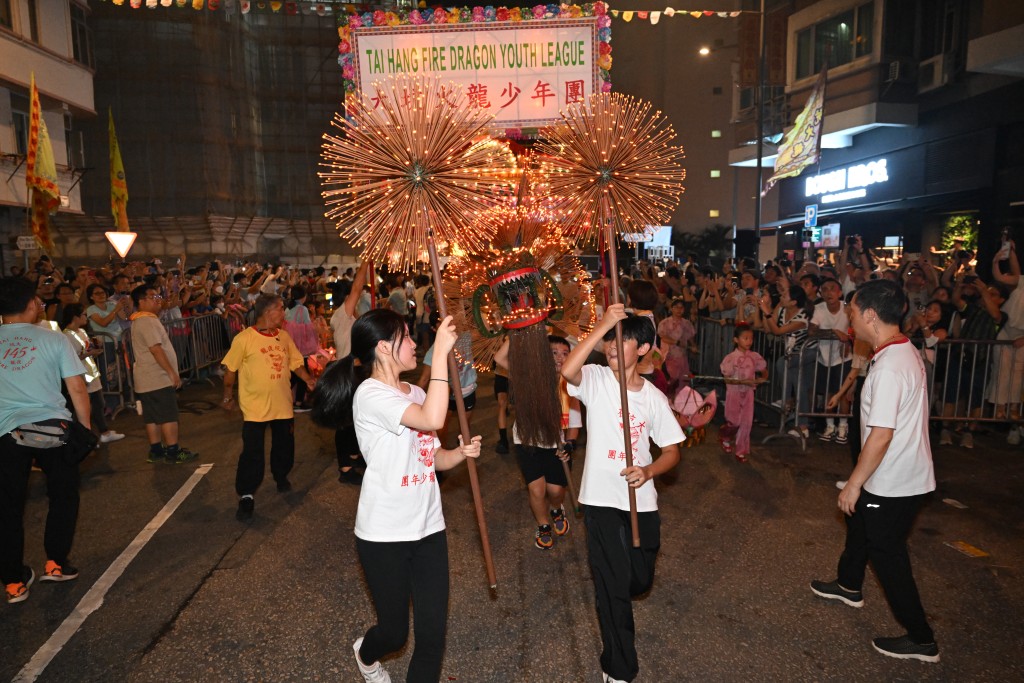 大坑舞火龙最后一晚,市民游客热情不减:明年再来 | 星岛环球网