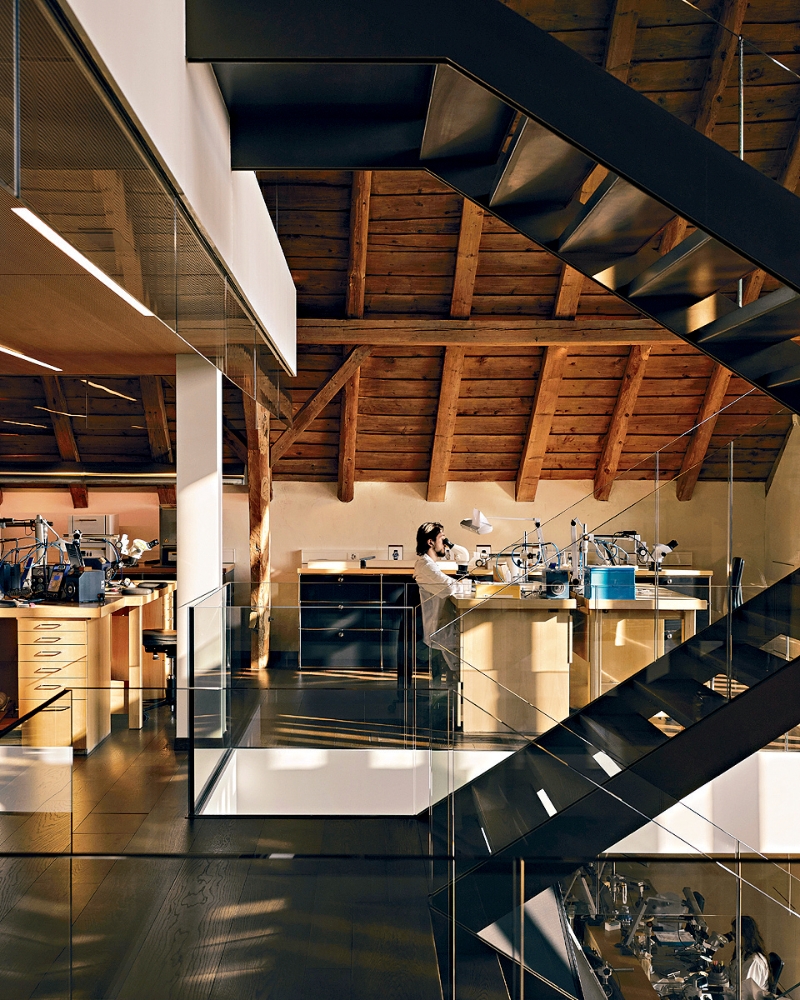 工坊本身是一幢农舍,改建工程中特别设计了贯穿各楼层的中央竖井及楼梯,强化天然采光效果。 工坊本身是一幢农舍,改建工程中特别设计了贯穿各楼层的中央竖井及楼梯,强化天然采光效果。