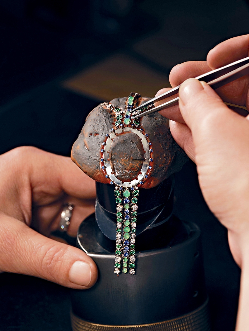 应用于品牌高级腕表的珠宝镶嵌技术,包含多项卡地亚研创的独有工艺。 应用于品牌高级腕表的珠宝镶嵌技术,包含多项卡地亚研创的独有工艺。