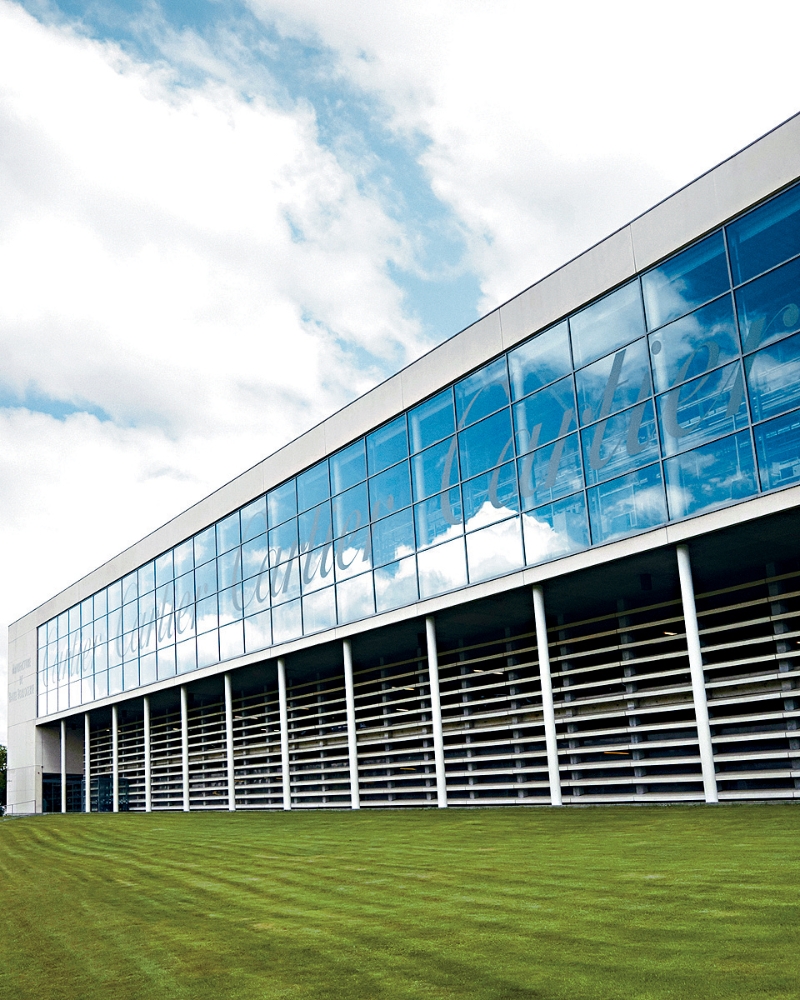 位于瑞士拉夏德芳的卡地亚制表工坊,其充满现代感的外貌跟毗邻的Maison des Metiers d'Art形成强烈对比。 位于瑞士拉夏德芳的卡地亚制表工坊,其充满现代感的外貌跟毗邻的Maison des Metiers d'Art形成强烈对比。