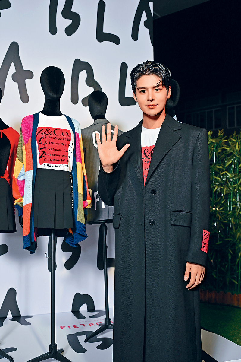 韩星厉云身穿BLABLABLA系列中的Logo Print Tee及黑色长身大褛。 韩星厉云身穿BLABLABLA系列中的Logo Print Tee及黑色长身大褛。