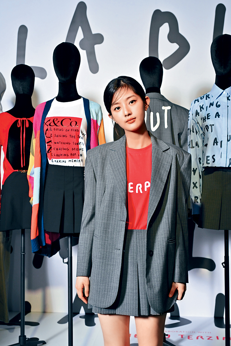 韩国女星申银秀穿上背幅印上“Out of Offic”字样的西装外套及青春短裙。 韩国女星申银秀穿上背幅印上“Out of Offic”字样的西装外套及青春短裙。