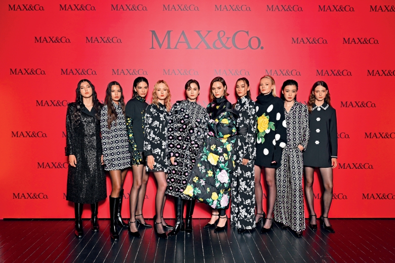 秋冬系列时装上,模特儿演绎多袭品牌与英国设计师Richard Quinn作推的MAi.系列复古感印花图案新装。 秋冬系列时装上,模特儿演绎多袭品牌与英国设计师Richard Quinn作推的MAi.系列复古感印花图案新装。