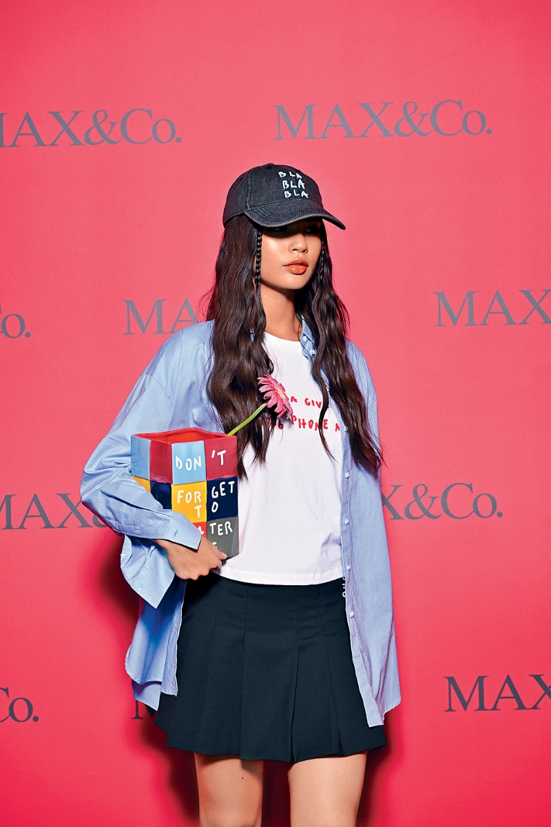 与意大利艺术家Pietro Terzini合推的全新BLABLABLA系列,以色彩和幽默趣味标语,打造青春玩味时尚。 与意大利艺术家Pietro Terzini合推的全新BLABLABLA系列,以色彩和幽默趣味标语,打造青春玩味时尚。